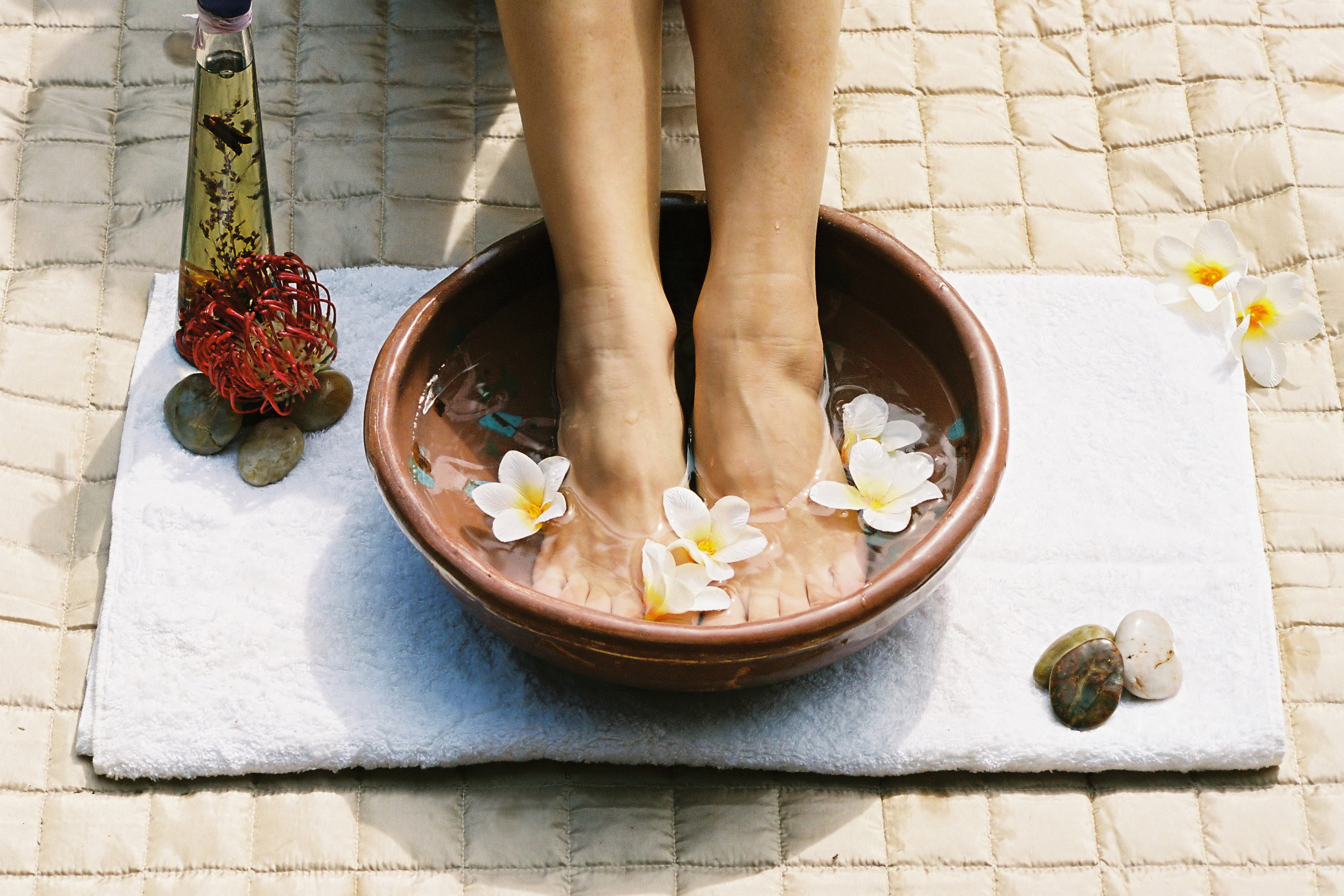 Pamper Your Feet： DIY Egyptian Foot Soak Recipes with Natural Ingredients