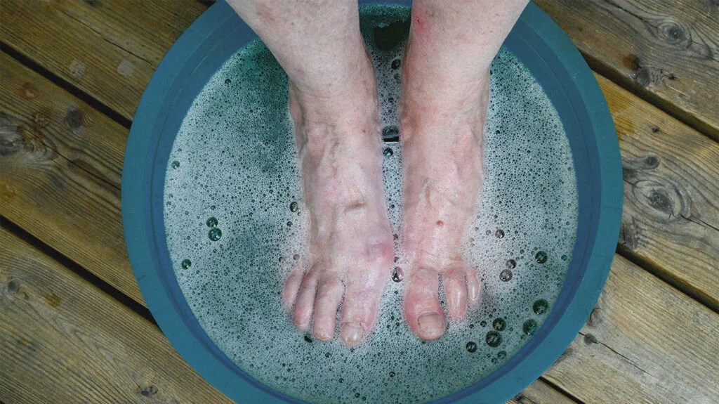 Pamper Your Feet： DIY Egyptian Foot Soak Recipes with Natural Ingredients