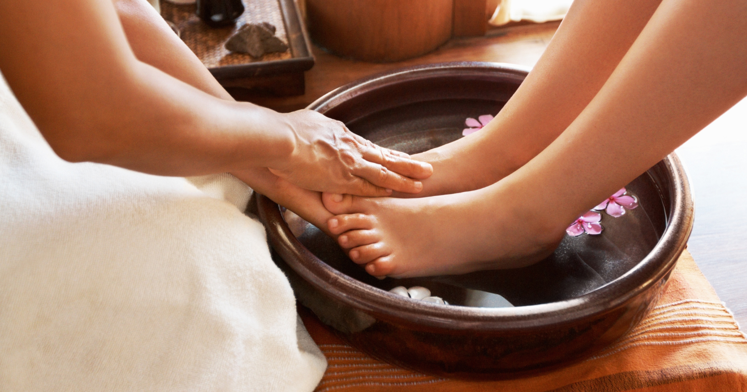 Pamper Your Feet： DIY Egyptian Foot Soak Recipes with Natural Ingredients