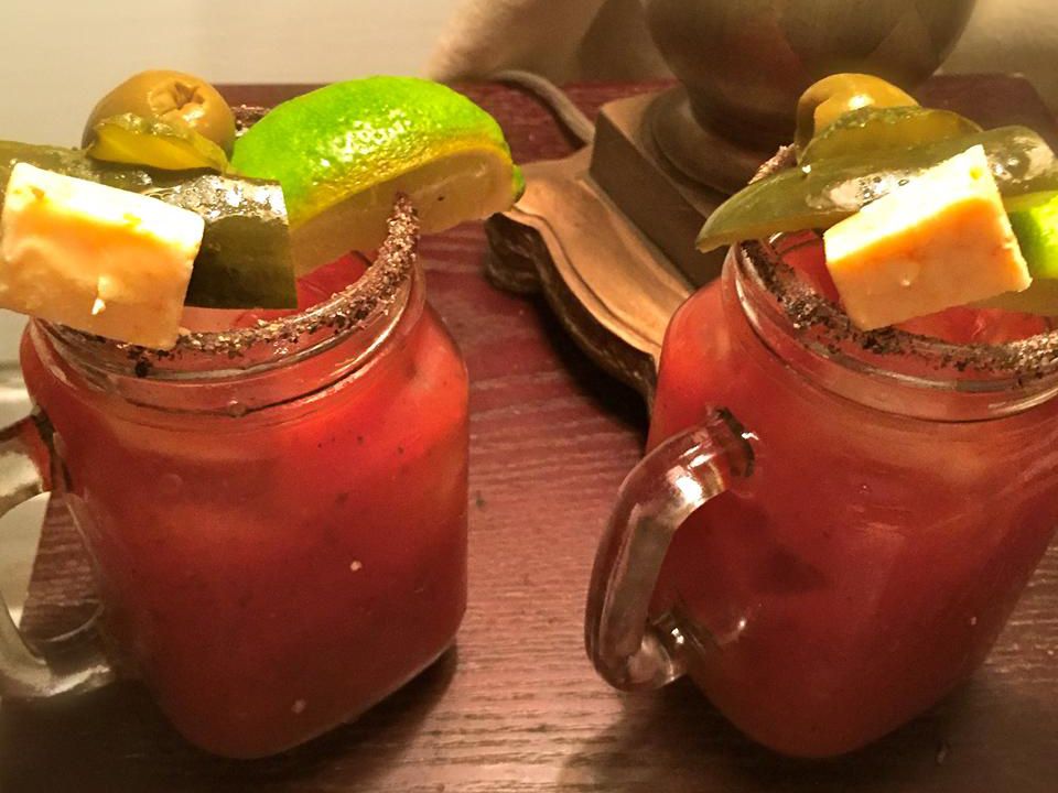 Make a Bloody Mary with Gin: Easy Steps for a Delicious Drink.