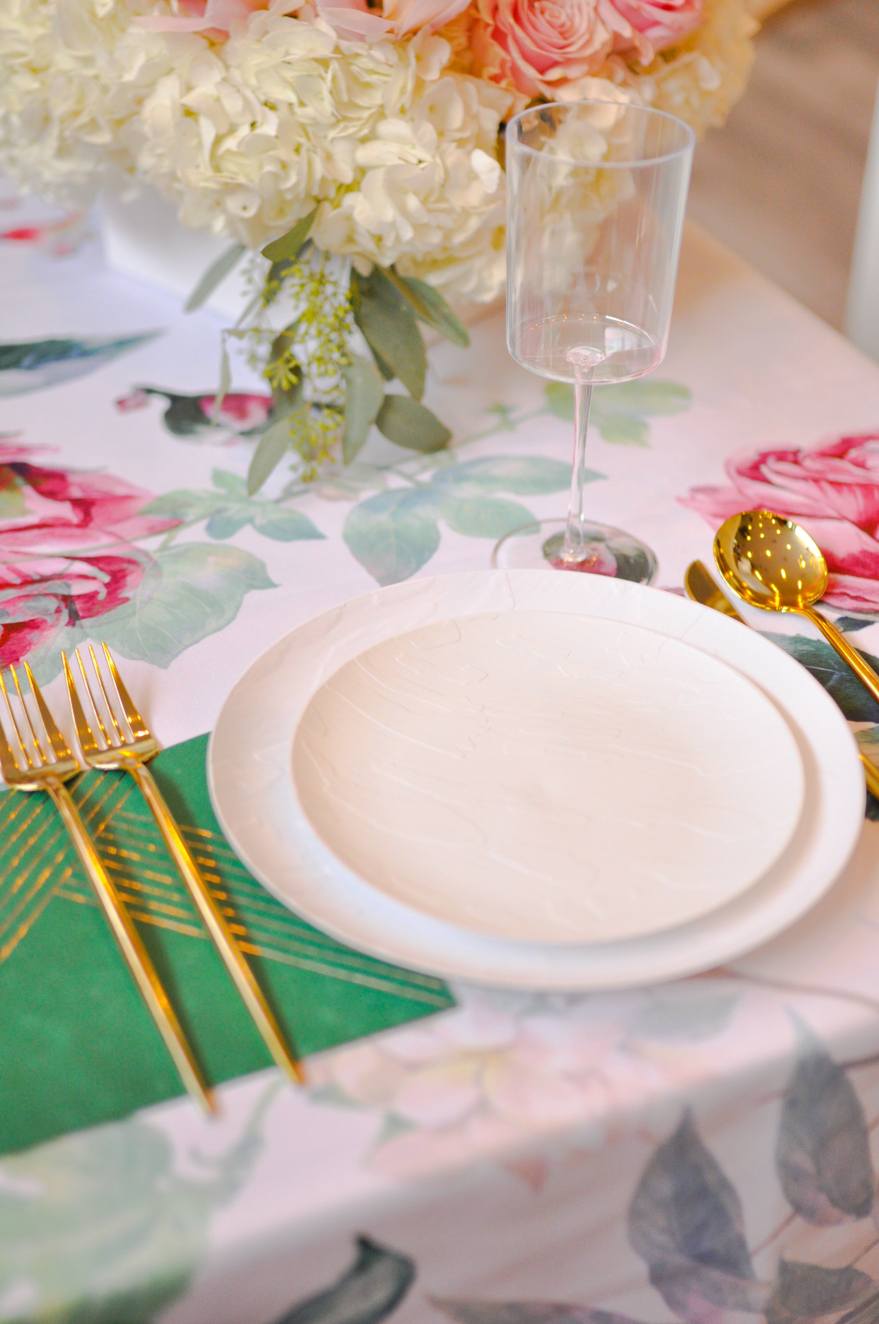 Affordable flower dinner plates: add a touch of spring to your table